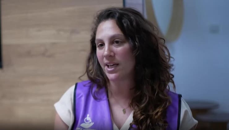 "אני מזמינה כל אדם עם מוגבלות, קשיש או קרובי משפחה, להירשם למאגר שלנו" (צילום: ירון שרון) מירב ברומר, עובדת בחמ"ל של "נגישות ישראל",