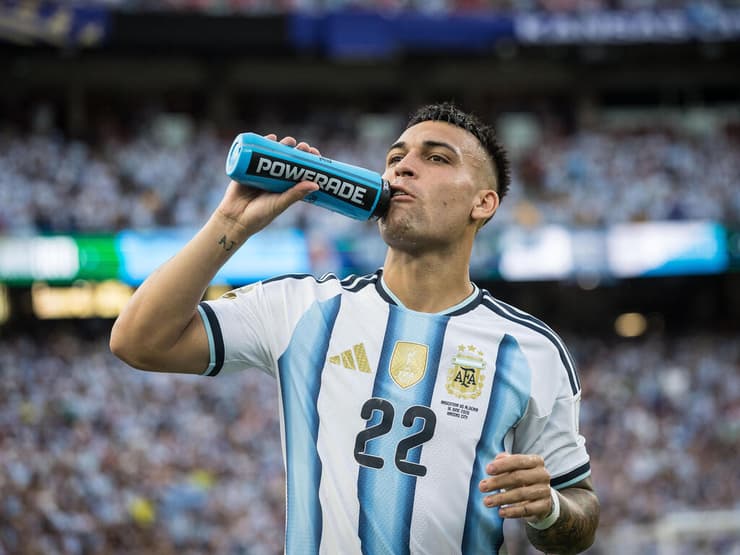 לאוטרו מרטינס בהפסקת שתייה במשחק של ארגנטינה מול אלג'יריה (צילום: עוז מועלם) לאוטרו מרטינס בהפסקת שתייה במשחק של ארגנטינה מול אלג'יריה