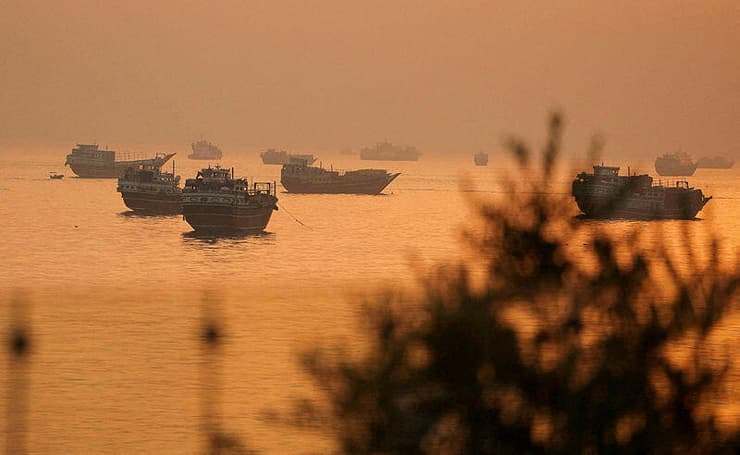 מצר הורמוז, אתמול. "אחרי שהתחילו ההפצצות, לא היה דבר שהיינו יכולים לעשות בקשר לסגירתו" (צילום: REUTERS/Stringer) מצר הורמוז 16 ביוני