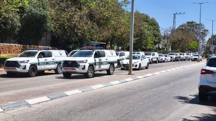 היערכות המשטרה סמוך לבית ליד היערכות המשטרה סמוך לבית ליד