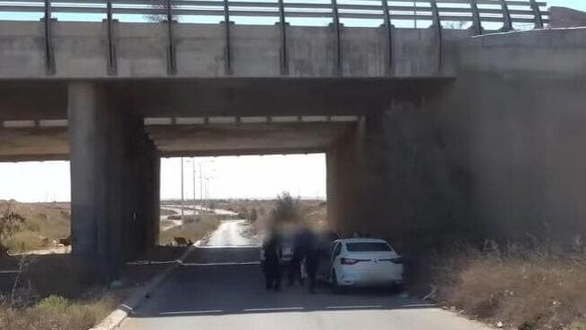 אנשי הסיירת מעכבים חשודים (צילום: עיריית באר שבע) פעילות סיירת הביטחון של באר שבע בתחילת המלחמה