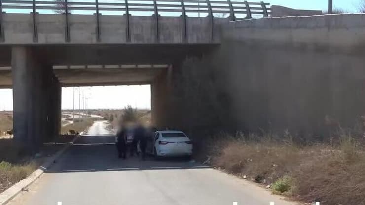 אנשי הסיירת מעכבים חשודים (צילום: עיריית באר שבע) פעילות סיירת הביטחון של באר שבע בתחילת המלחמה