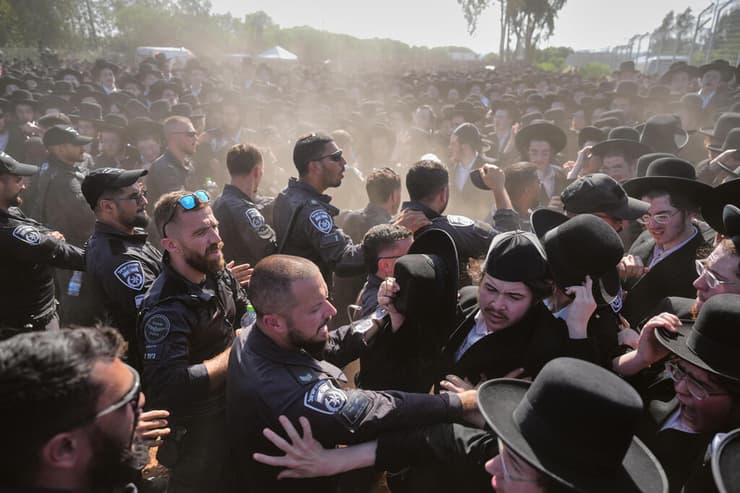 ההמונים בהפגנה אתמול (צילום: AP Photo/Ariel Schalit) הפגנת חרדים ליד כלא 10