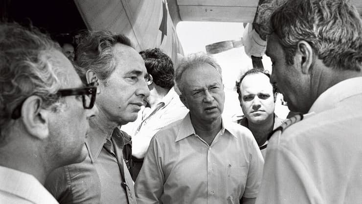רבין ושר הביטחון פרס לאחר החזרה מאנטבה. מהשבוע המסמכים פתוחים לציבור (אורי הרצל צחיק באדיבות ארכיון צה"ל) רבין ושר הביטחון פרס עם החזרה מאנטבה