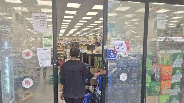 עובדים מסדרים מוצרים באחד הסניפים שנסגרו בירושלים (צילום: שילה פריד) חנויות "זול ובגדול" נסגרו בצו בעקבות פרשת החדרת קלונקס לצנצנות "פרינוק" מחית פרי לתינוקות