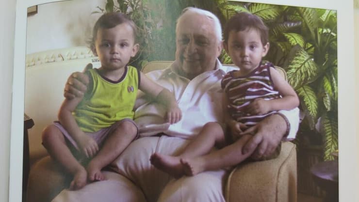אריק שרון עם התאומים אורי ויואב