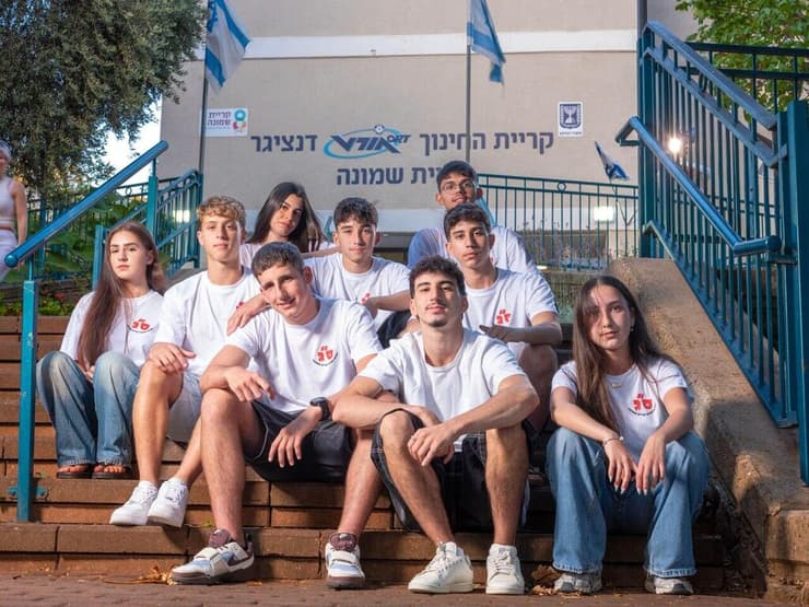 השמיניסטים מתיכון דנציגר (צילום: יובל חן ) חגיגות הסיום של השמיניסטים בתיכון דנציגר קריית שמונה