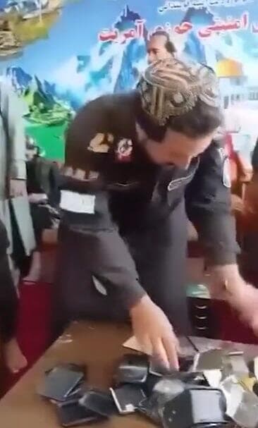 המבצע כבר יצא לדרך: ערימת הסמארטפונים השבורים, בתיעוד שהגיע מאפגניסטן אפגניסטן טליבאן איסור סמרטפונים סמארטפונים טלפונים חכמים שוברים