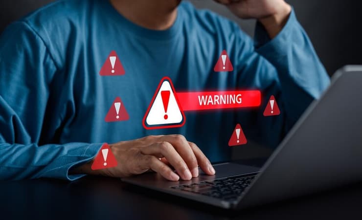 אפילו הפלטפורמות עצמן מכירות בסכנה (צילום: shutterstock) רשתות חברתיות סכנה סכנות גלישה רשת בני נוער