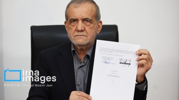 פזשכיאן עם מזכר ההבנות החתום ביוני האחרון פזשכיאן עם המזכר החתום