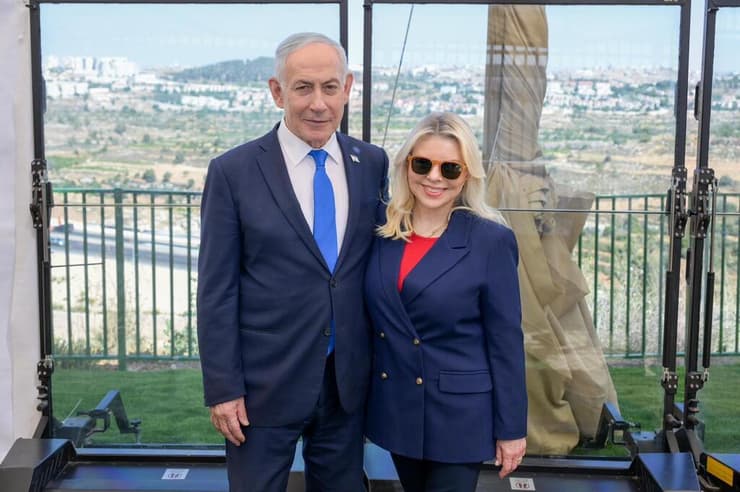 ראש הממשלה בנימין נתניהו ורעייתו שרה נתניהו (צילום: מעיין טואף, לע״מ) ראש הממשלה בנימין נתניהו ורעייתו שרה נתניהו באירוע הכרזה על כביש 60 - ״דרך התנ״ך״
