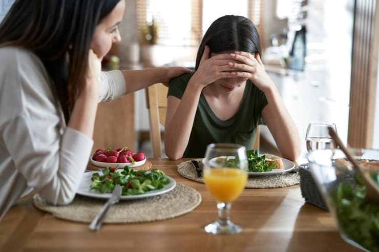 השיח ברשתות החברתיות עשוי לשמש טריגר להפרעות אכילה (צילום: Shutterstock) אנורקסיה