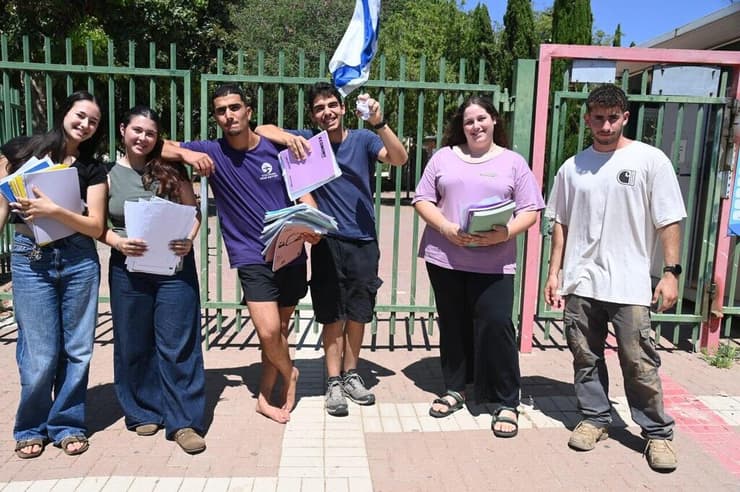 חגיגות הסיום בתיכון נופי הבשור (צילום: הרצל יוסף ) חגיגות הסיום של השמינסטים בתיכון נופי הבשור במועצת אשכול, עוטף עזה