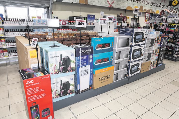 מוצרי חשמל ואלקטרוניקה ברמי לוי (צילום: יריב כץ) מוצרי חשמל ואלקטרוניקה ברמי לוי