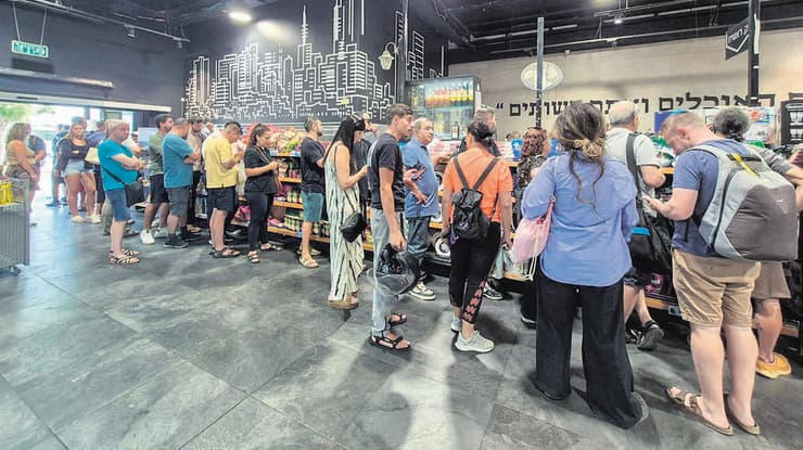 בהלת האייפונים בסניף ויקטורי (צילום: מירב קריסטל) בהלת האייפונים בסניף ויקטורי