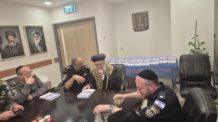 הרב הראשי הספרדי יחד עם רב המשטרה הרב הראשי הספרדי יחד עם רב המשטרה
