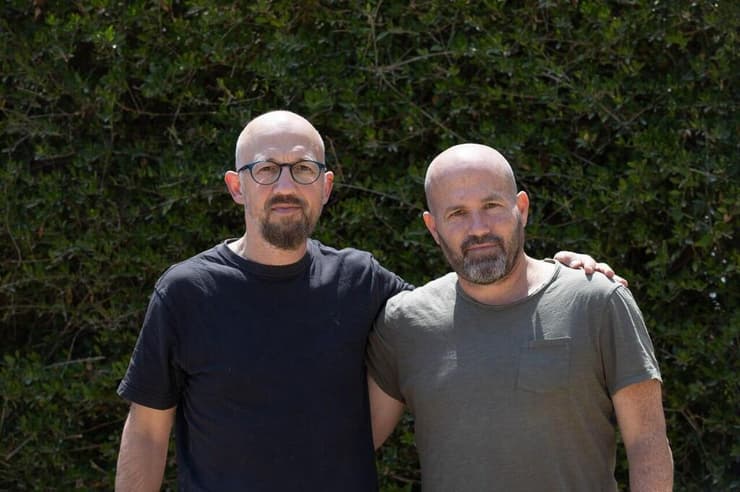 איל קרביץ (מימין) ודניאל חרמון, מייסדי עמותת "משיב הרוח". "המטרה היא הקצת תוכנית לאומית לתמיכה במסייעים" (צילום: אלכס קולומויסקי) סדנת חוסן שנערכה בצוקדי דרגות, לבעלי תפקידים שהיו במחנה שורה אחרי 7 באוקטובר