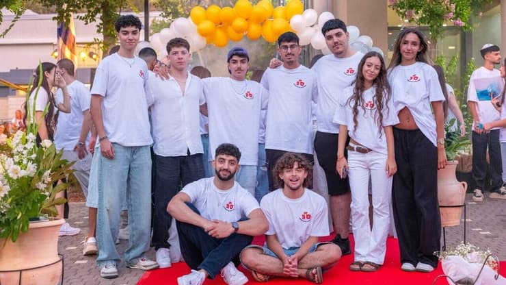 השמיניסטים של קריית שמונה. המנהל: "כואב לי שהם פספסו את שנות התיכון" (צילום: יובל חן) חגיגות הסיום של השמיניסטים בתיכון דנציגר קריית שמונה