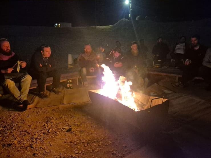 סביב מדורה קטנה, תחת שמיים זרועי כוכבים, התכנס מעגל אנושי כרוך בעבותות בלתי נראים (צילום: יואב קרן) סדנת חוסן שנערכה בצוקי דרגות, לבעלי תפקידים שהיו במחנה שורה אחרי 7 באוקטובר