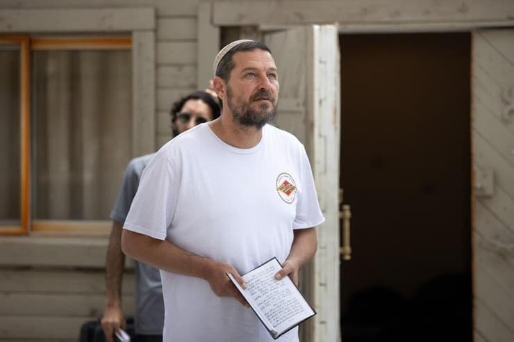 דותן זילבר, מנחה הקבוצה. "מנסים לקחת את הבלבול, ולהפוך אותו ללבלוב" (צילום: אלכס קולומויסקי) סדנת חוסן שנערכה בצוקדי דרגות, לבעלי תפקידים שהיו במחנה שורה אחרי 7 באוקטובר