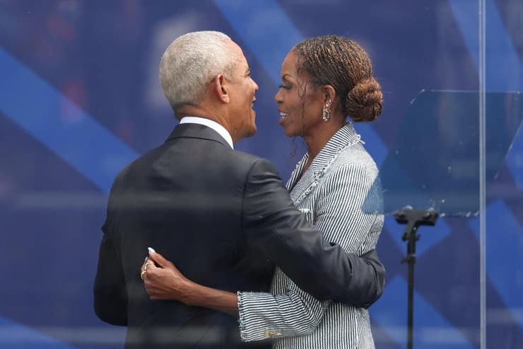 בני הזוג אובמה (צילום: REUTERS/Brendan McDermid) טקס פתיחת מוזיאון אובמה בשיקגו
