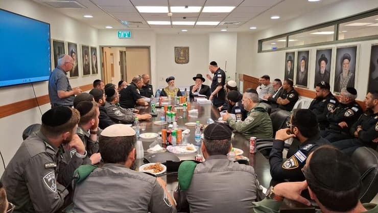 הרבנים הראשיים במפגש עם רבני המשטרה הרבנים הראשיים במפגש עם רבני המשטרה