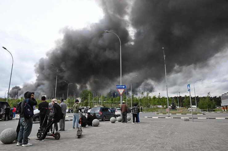 ליד הקניון הגדול במוסקבה (צילום: AFP) רוסיה מוסקבה מתקפת כטב"מים שביצעה אוקראינה 18 ביוני 2026