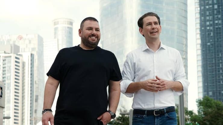 סבסטיאן קורץ ושלו חוליו (צילום: Eclipse Media) סבסטיאן קורץ ושלו חוליו