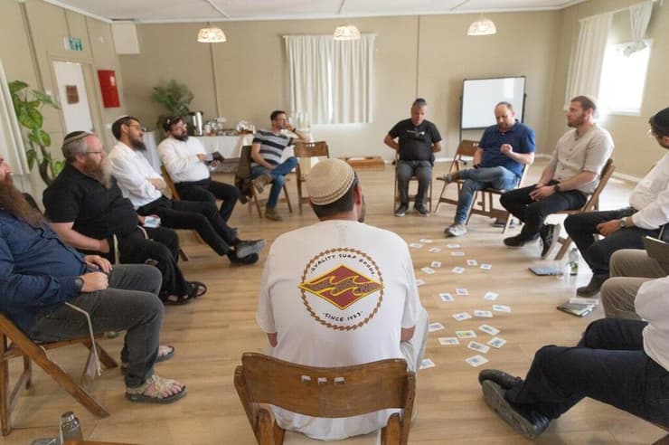 "זו לא תחרות של כאב". מעגל שיח בסדנה (צילום: אלכס קולומויסקי) סדנת חוסן שנערכה בצוקדי דרגות, לבעלי תפקידים שהיו במחנה שורה אחרי 7 באוקטובר
