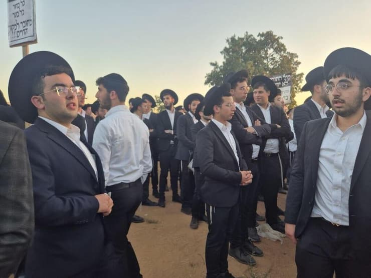 מפגינים ליד כלא 10 (צילום: מיקי שמידט) הפגנת חרדים ליד כלא 10