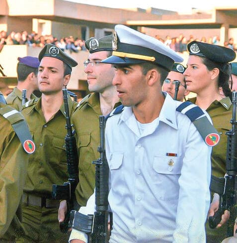 בשירות הצבאי. יועד למקא"מ וסיים כקצין מצטיין רמטכ"ל (פרטי) בשירות הצבאי. יועד למקא"מ וסיים כקצין מצטיין רמטכ"ל