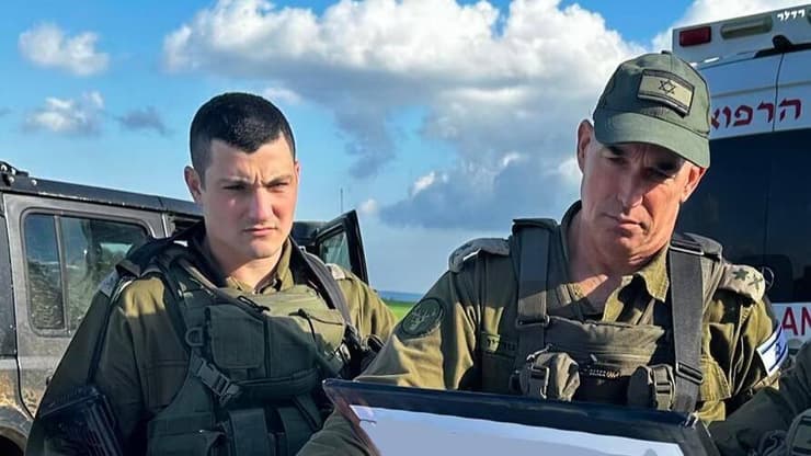 סא"ל דור בן שמחון ז"ל לצד גורדין. "למרות שאני בדרגת אלוף, אין לי תשובה לאמא שלך, שאיבדה את היקר מכל" (צילום: דובר צה"ל) דור בן שמחון ואלוף אורי גורדין