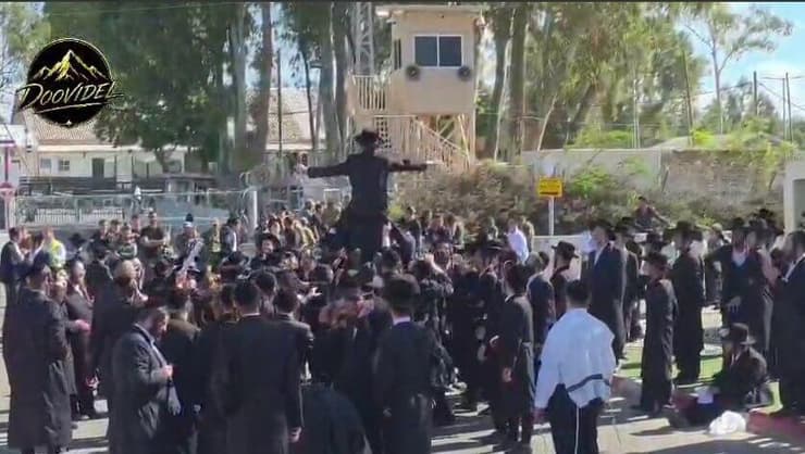 במהלך הפגנת חרדים ליד כלא 10 עריק שנכלא שוחרר והמפגינים חגגו 