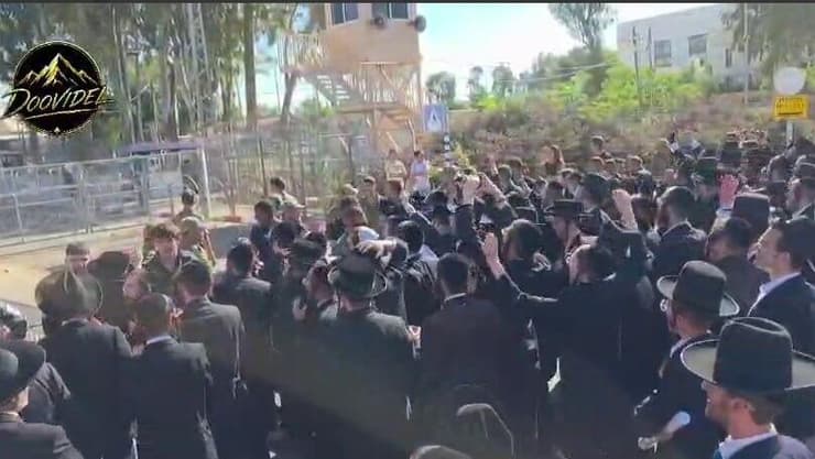 במהלך הפגנת חרדים ליד כלא 10 עריק שנכלא שוחרר והמפגינים חגגו 
