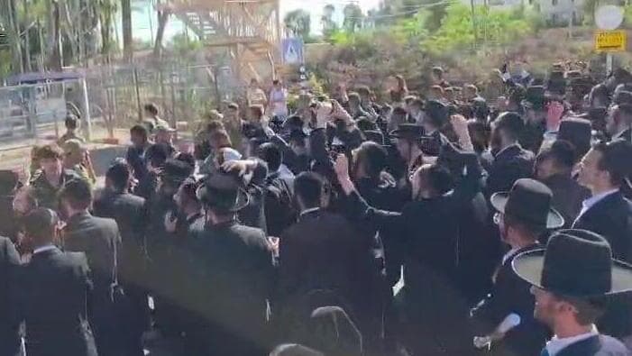 הפגנת חרדים ליד כלא 10 (צילום: קבוצת הערינג) במהלך הפגנת חרדים ליד כלא 10 עריק שנכלא שוחרר והמפגינים חגגו