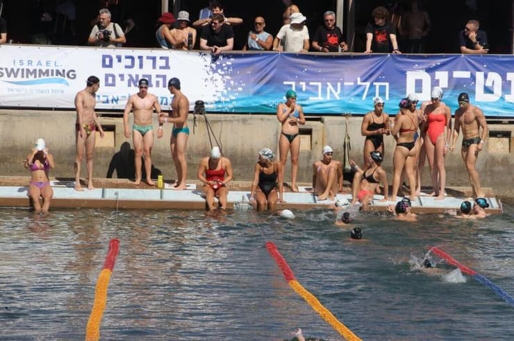 השחיינים והשחייניות מתחממים בסמוך לבריכה (צילום: מוטי קמחי) ספרינט-ים תל אביב