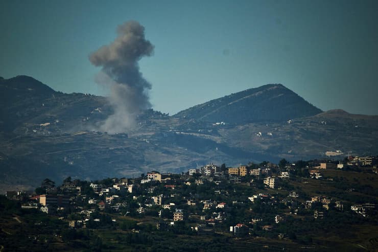 פטריית עשן בדרום לבנון - במבט מישראל (צילום: AP Photo/Leo Correa) תקיפות צה"ל בדרום לבנון