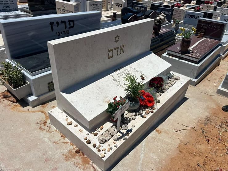 30 למותו של רז אדם ז"ל (צילום: סלע מדיה גליל) המצבה של רז אדם ז"ל