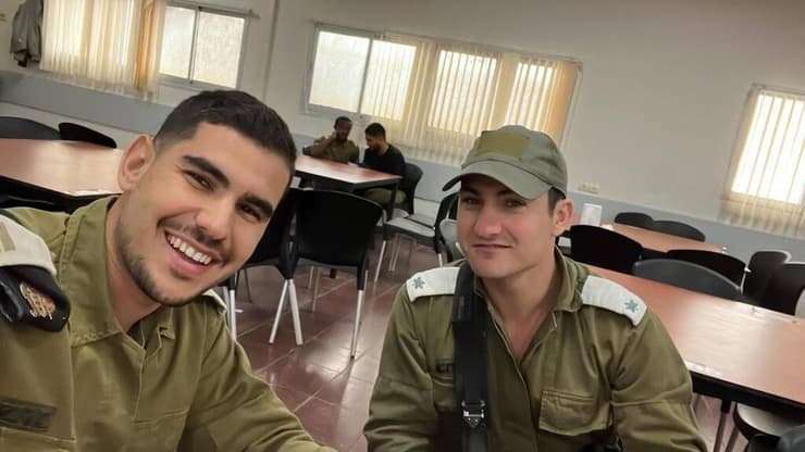מימין: דור עם חברו גיא המג״ד דור בן שמחון וחברו רס״ן גיא נזרי
