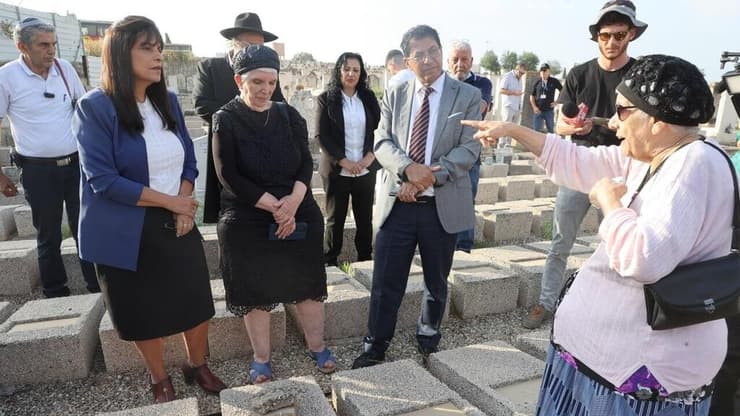 פתיחת קברו של עוזיאל חורי בפתח תקווה, שנעלם בפרשת ילדי תימן (צילום: יריב כץ) פתיחת הקבר של הקטין עוזיאל חורי שנעלם בפרשת ילדי תימן בבית העלמין סגולה בפתח תקווה