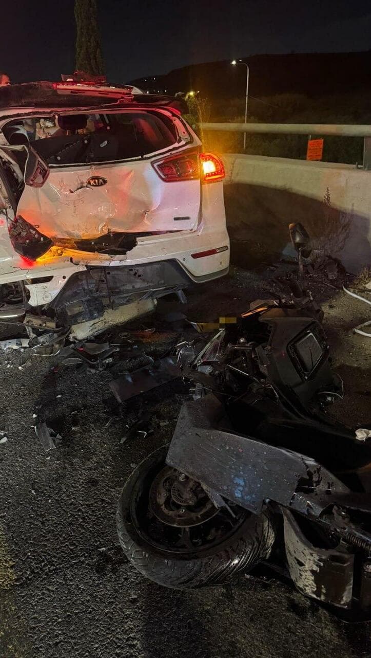 רוכב אופנוע במצב אנוש לאחר שנפגע מרכב במחלוף אלוף שדה