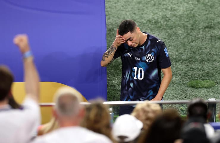 מיגל אלמירון המום לאחר ההרחקה (צילום: Stu Forster/Getty Images) שחקן נבחרת פרגוואי מיגל אלמירון מורחק נגד טורקיה