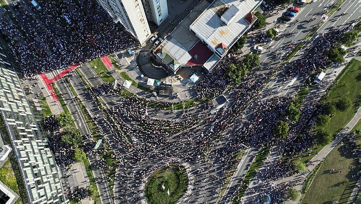 אלפים מפגינים בסרביה בדרישה לבחירות (צילום: REUTERS ,Zorana Jevtic) אלפים מפגינים בסרביה בדרישה לבחירות