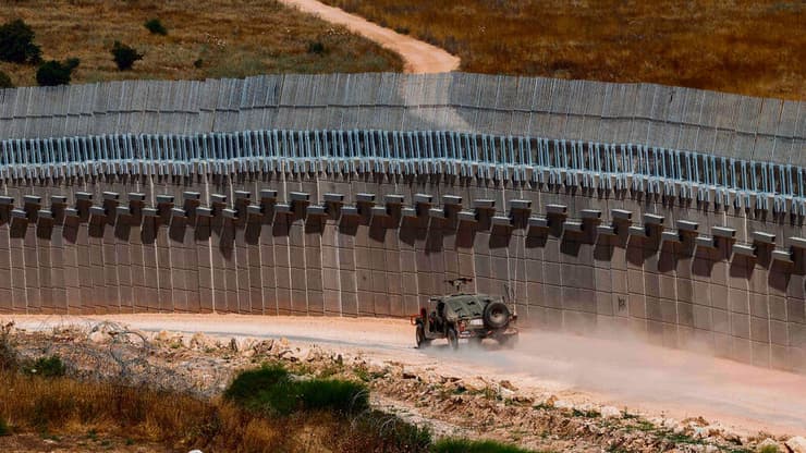 שחיקת ההרתעה מקרינה על כלל הזירות. כוח צה"לי מפטרל על גבול ישראל־לבנון (JALAA MAREY, AFP) שחיקת ההרתעה מקרינה על כלל הזירות. כוח צה"לי מפטרל על גבול ישראל־לבנון