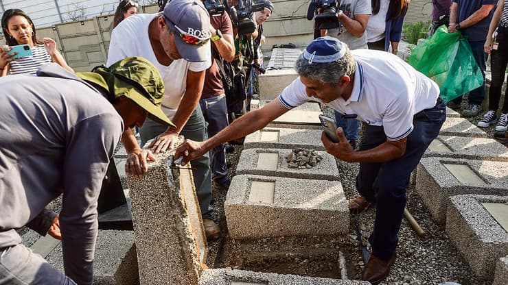"לאף אחד אין אומץ לחקור". פתיחת קברים במהלך בדיקת פרשת ילדי תימן (יריב כץ) פתיחת קברים במהלך בדיקת פרשת ילדי תימן