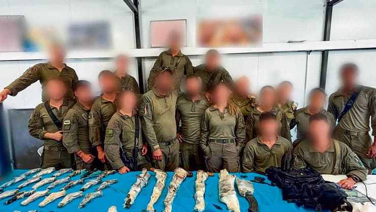 "בזכותנו אזרחי ישראל ישנים בשקט". הלוחמות והנשקים שנתפסו (צילום: דובר צה"ל) "בזכותנו אזרחי ישראל ישנים בשקט". הלוחמות והנשקים שנתפסו
