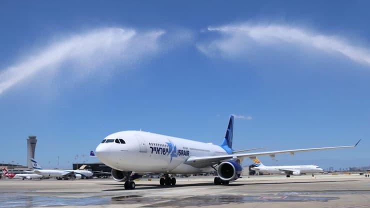 מטוס ישראייר מתקבל בטקס הסלנה בנתב"ג (צילום: סיון פרג') מטוס ישראייר מתקבל בטקס הסלנה בנתב"ג