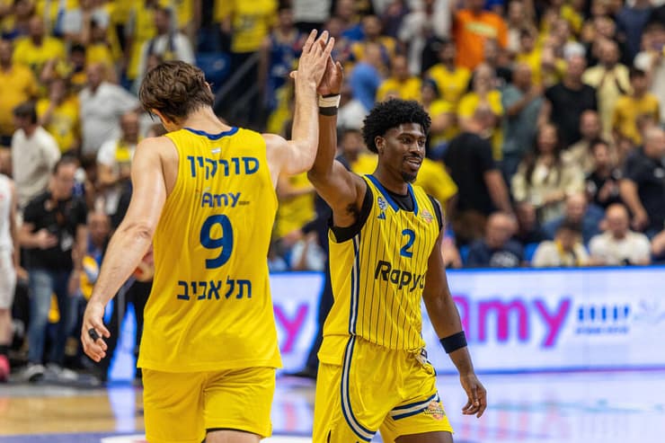ערב חלש. רומן סורקין עם ג'ימי קלארק (צילום: טל שחר) שחקן מכבי ת"א ג'ימי קלארק עם רומן סורקין