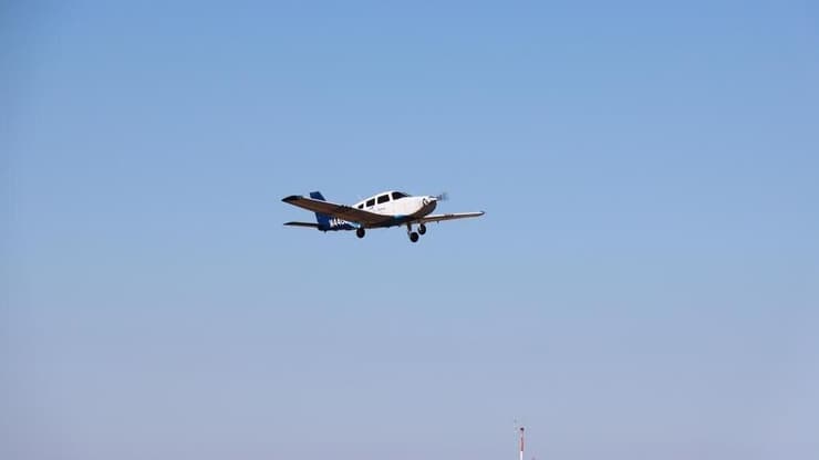 ארכיון (צילום: shutterstock, NicolasVC / Shutterstock.com) מטוס פייפר PA 28