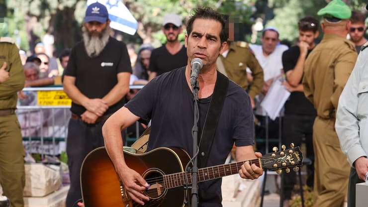 אביב גפן שר את "אור הירח" (צילום: עידו ארז) הלווייתו של סמ"ר ליאב כבביה ז"ל